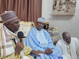 VISITE CHEZ LE KHALIFE DES MOURIDES CONDUISANT UNE DELEGATION AU NOM DU KHALIFE DE MEDINA BAYE CHEIKH MAHI IBRAHIMA NIASS